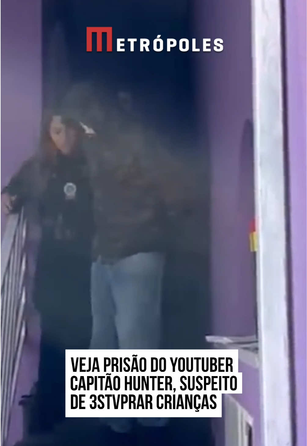 Vídeos obtidos pelo Metrópoles mostram o momento em que o youtuber João Paulo Manoel, conhecido como #CapitãoHunter, foi preso por suspeita de exploração s3xual infantil. O homem de 45 anos foi capturado nesta quarta-feira (22/10) pela Polícia Civil do #RiodeJaneiro, com apoio das autoridades paulistas. Capitão Hunter, famoso nas redes por falar sobre a franquia de jogos e animações do universo de Pokémon, foi detido em uma residência em Santo André, na região metropolitana de #SãoPaulo. A Secretaria da Segurança Pública (SSP) do Rio informou que João Paulo é investigado por crimes contra uma menina e um menino, com quem teve contato por meio de redes sociais e eventos. #tiktoknotícias 