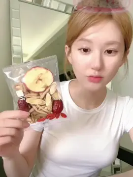 Trà táo hoàng kỳ giúp dưỡng nhan, bổ khí được Lộ Tư giới thiệu đang hot rần rần bên Trung đó.  #赵露思 #ZhaoLusi #triệulộtư 