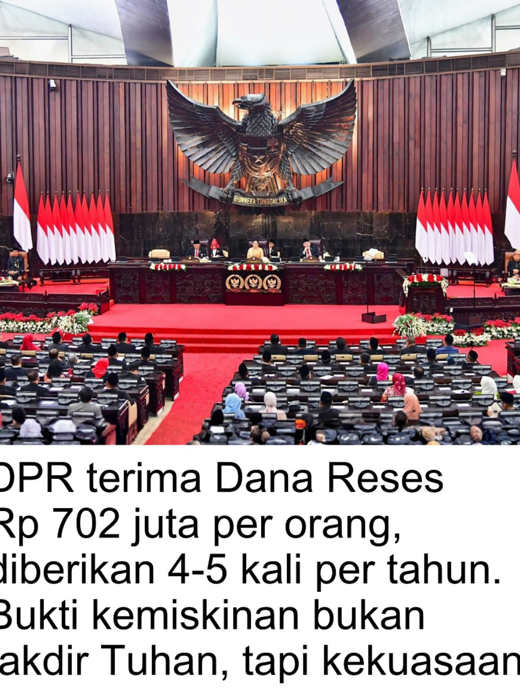 Dana Reses Anggota DPR Dikabarkan Naik Hingga Rp702 Juta per Orang, Diberikan 4-5 Kali Setahun, Memicu Kritik Publik. ​ Anggota Dewan Perwakilan Rakyat (DPR) RI kembali menjadi sorotan publik menyusul beredarnya informasi mengenai kenaikan signifikan pada Dana Reses. Menurut klaim yang beredar luas, termasuk dalam gambar yang diunggah, setiap anggota DPR kini menerima alokasi Dana Reses sebesar Rp702 juta per orang yang diberikan sekitar 4 hingga 5 kali per tahun. ​Informasi kenaikan ini, dari yang sebelumnya berkisar Rp400-an juta per reses, menimbulkan polemik besar dan kritik tajam dari berbagai pihak, termasuk pemerhati parlemen dan masyarakat. Kenaikan yang hampir dua kali lipat ini terjadi di tengah kondisi ekonomi yang menantang dan sorotan terhadap transparansi serta akuntabilitas penggunaan anggaran DPR. ​Pernyataan Resmi DPR: ​Pimpinan DPR RI telah memberikan klarifikasi terkait hal ini. Wakil Ketua DPR RI, Sufmi Dasco Ahmad, menjelaskan bahwa angka Rp702 juta per reses tersebut merupakan penyesuaian anggaran, bukan kenaikan tunjangan tambahan. Penyesuaian ini diklaim didasarkan pada: ​Perubahan indeks kegiatan yang disesuaikan dengan kebutuhan operasional di daerah pemilihan (dapil). ​Penambahan jumlah titik kunjungan yang harus disambangi oleh anggota dewan di dapil masing-masing untuk menyerap aspirasi. ​Dasco juga menegaskan bahwa dana tersebut bukan diterima setiap bulan melainkan per masa reses, yang berlangsung sekitar 4 hingga 5 kali dalam setahun, dan uang tersebut dialokasikan untuk kegiatan menyerap aspirasi masyarakat, bukan untuk kepentingan pribadi anggota dewan. #tiktoknews #tiktokviral #1000000views #beritaviral 