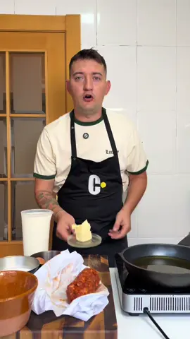 Croquetas de chorizo y huevo frito 🍳 🔥  Cantidades: 👇  	•	Mantequilla: 80 g 	•	Harina de trigo: 90 g 	•	Leche entera: 1 litro (bien fría o a temperatura ambiente) 	•	Sal: al gusto (aprox. 1 cdita rasa) 	•	Nuez moscada: una pizca 	•	Pimienta blanca: al gusto 	•	Relleno: unos 200–250 g (chorizo, pollo, bacalao, setas, etc.) ⸻ 🥣 Proporciones y consejos: Textura deseada	Mantequilla	Harina	Leche Firme (más fáciles de formar)	100 g	100 g	1 litro Cremosas (interior suave) ✅	80 g	90 g	1 litro Muy líquidas (tipo gourmet, muy suaves)	70 g	80 g	1 litro ⸻ 👩‍🍳 Pasos clave: 	1.	Haz un roux: derrite la mantequilla, añade la harina y cocina 2–3 minutos sin que se dore. 	2.	Agrega la leche poco a poco, batiendo constantemente para evitar grumos. 	3.	Cuece la bechamel a fuego medio unos 8–10 minutos hasta que espese, sin dejar de remover. 	4.	Añade el relleno, mezcla bien y ajusta de sal. 	5.	Enfría la masa cubierta con film tocando la superficie (para que no se forme costra). 	6.	Refrigera mínimo 4 horas o toda la noche antes de formar. 	7.	Reboza (huevo → pan rallado) y fríe a 180 °C en aceite abundante. . #viral #a #como #Receta #croquetas 