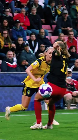Defender? Gone. 👀 #WEURO2022 #KosovareAsllani #Sweden #WomensFootball 