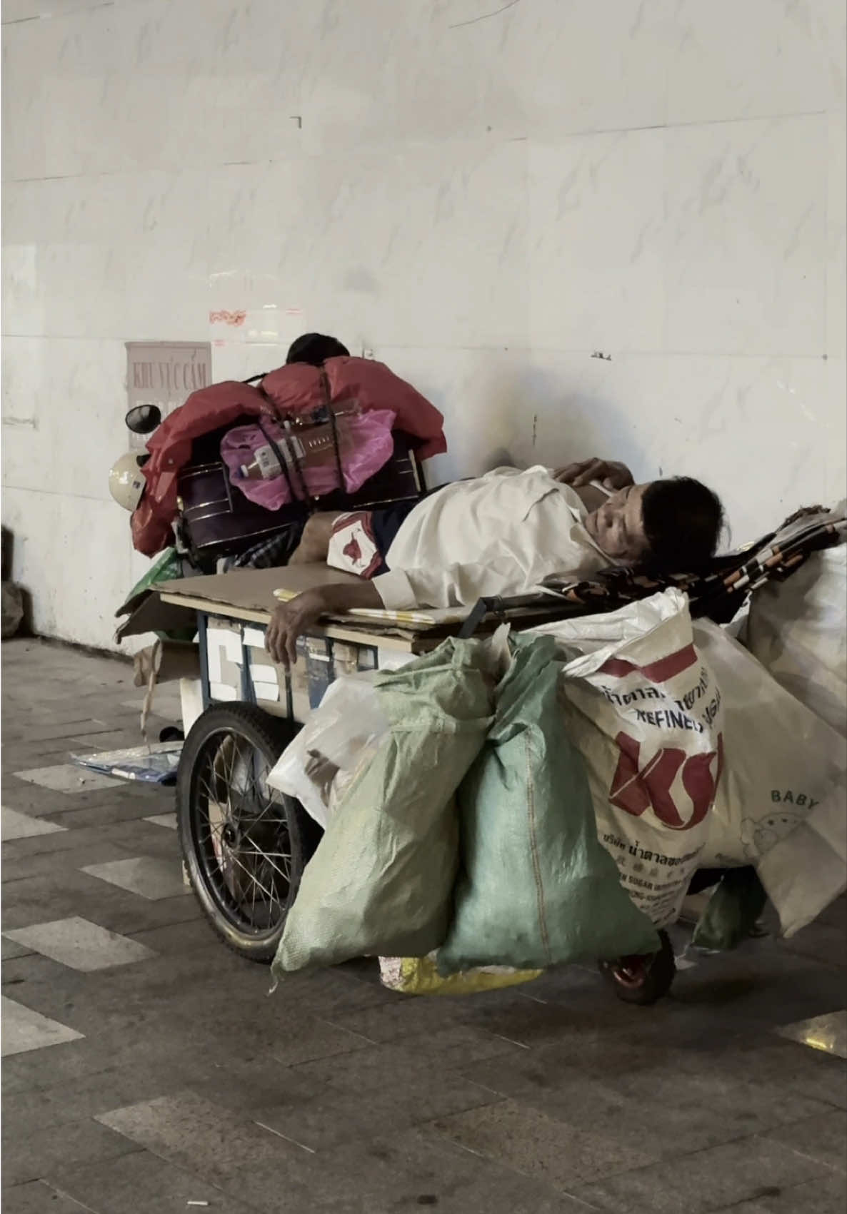 Bạn đang cằn nhằn về thức ăn không ngon chỗ ở không thoải mái thì ngoài kia…. 🎥 Shot by Truong #xuhuong #tonhoasen 