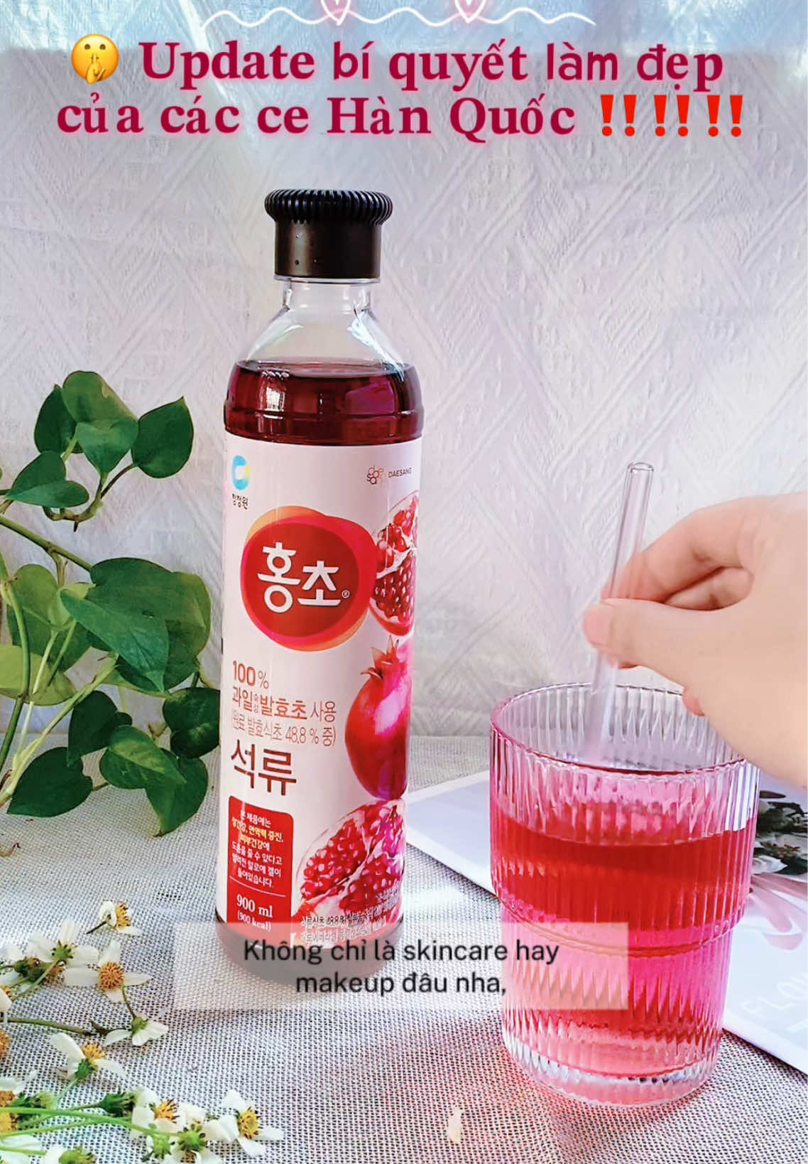 “Trước đây mỗi sáng mình chỉ uống nước lọc, nhưng giờ, mình bắt đầu ngày mới bằng một ly Giấm Lựu Daesang 🍎 Một thói quen nhỏ thôi, mà cảm giác khác hẳn. Cơ thể nhẹ nhàng hơn, tiêu hoá dễ hơn, và làn da thì sáng, mịn thấy rõ luôn. Vị chua ngọt tự nhiên của lựu, pha với chút nước lạnh, uống vào mát người mà tỉnh hẳn. Mình thích nhất là cảm giác thanh lọc – kiểu như cơ thể được “reset” lại sau một ngày dài. Giờ thì, mỗi sáng không thể thiếu ly giấm lựu hồng hồng này nữa rồi 🩷. #giamluu #giamluuhanquoc #tipsforgirls #lamdepmoingay #biquyetlamdep 