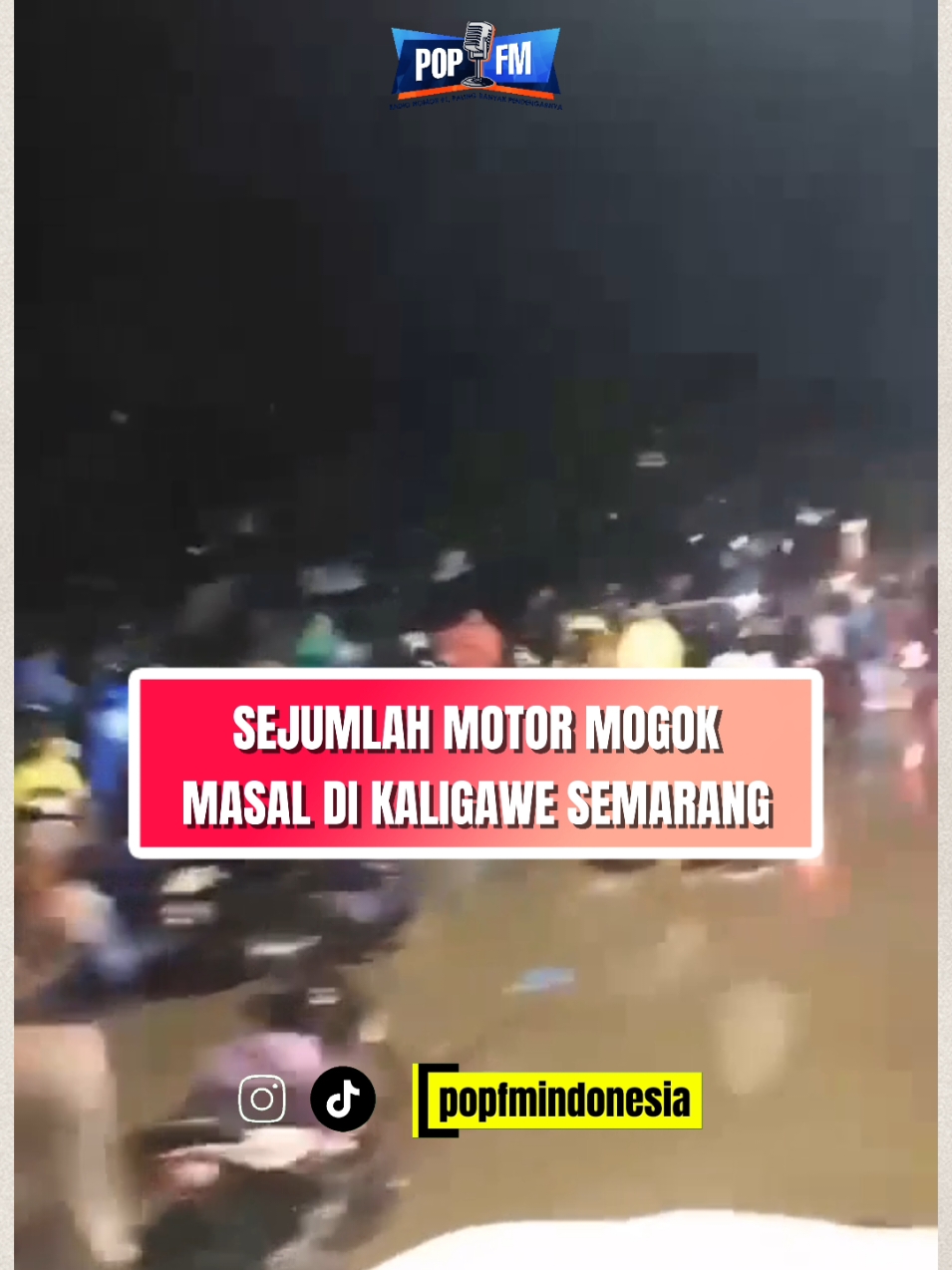 Sejumlah motor mengalami mogok karena nekat menerobos genangan banjir di Jalan Kaligawe Semarang (22/10) Hujan dengan intensitas tinggi, dua hari terakhir mengguyur Kota Semarang hingga menyebabkan banjir di sejumlah titik termasuk Jalan Kaligawe.  #popfmindonesia #banjir #semarang #terboyo #motor #mogok  Source : pakdhe