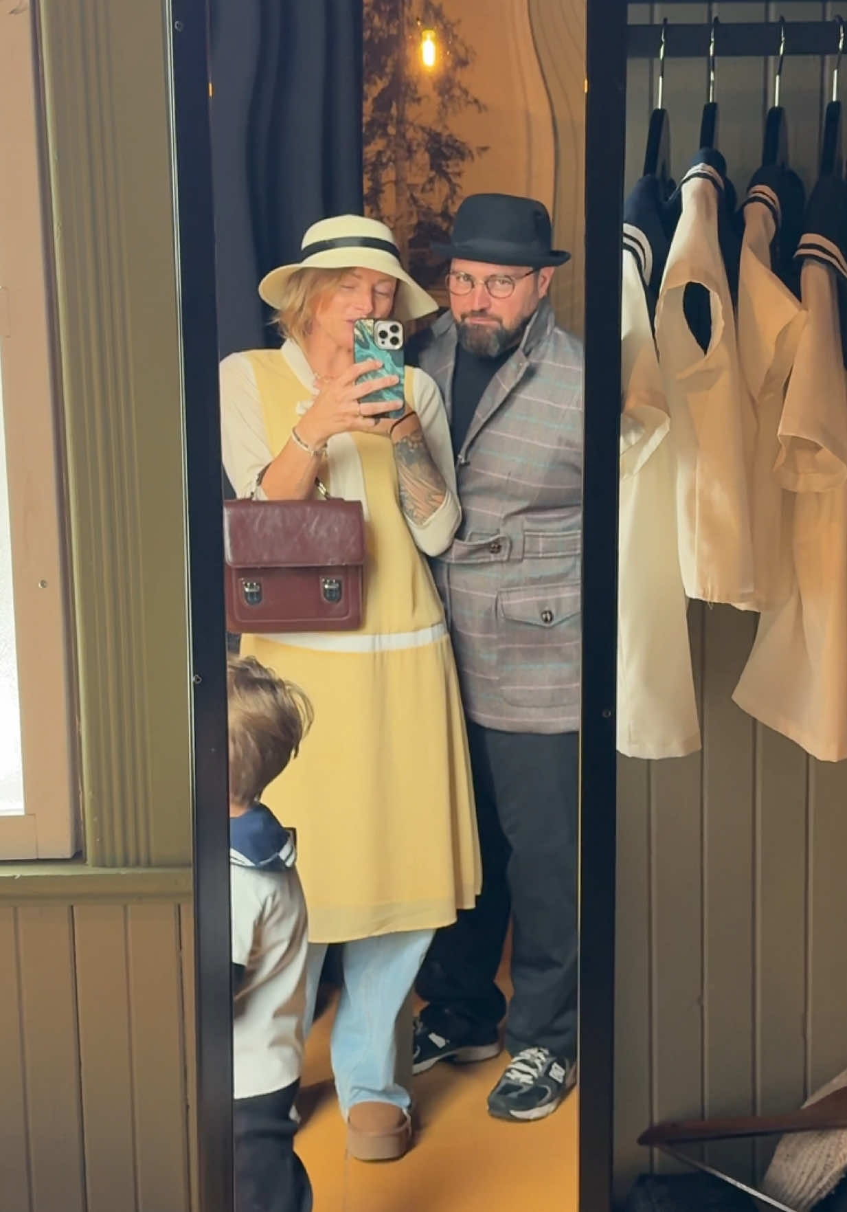 Tu irais où si tu pouvais remonter le temps ? ⏳ Val-Jalbert, est village historique du Québec. Il fait revivre les années 1920 avec ses maisons d’époque, son école et sa chute spectaculaire ! Une expérience vraiment sympa et ludique à faire en famille 🩷 #vanlife #canada #quebec #fyp #pourtoi 