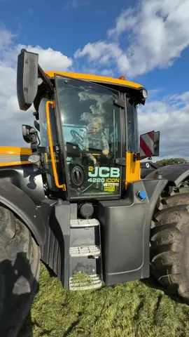 *Werbung wegen Maschinenvorstellung* Ich durfte mehrere JCB Maschinen testen, die ihr euch auch auf der Agritechnica anschauen könnt 🚜✨ Einige habe ich beim Betrieb Westerkamp Holsteins bei Hamburg ausprobiert, ein paar auch bei uns auf dem Hof. Mit dabei: der Fastrac, einer der schnellsten Traktoren überhaupt 🌪️ und der 435S Radlader, bei dem ich nicht mal das Lenkrad gebraucht habe 😎. Aber seht selbst. ➡️ Schaut unbedingt bei JCB in Halle 9, Stand A27 vorbei! 👋 #JCB #Agritechnica #Landtechnik #Fastrac #Traktor           