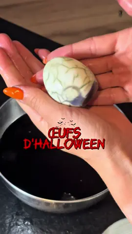 Plus simple, y’a pas, je crois 🤣 Fais cuire tes œufs 5 à 6 minutes selon si tu les veux mollets ou durs. Plonge-les ensuite dans de l’eau froide avec des glaçons. Tapote la coquille avec le dos d’une cuillère pour la fissurer un peu partout. Ajoute du colorant alimentaire (rouge, noir, vert, comme tu veux) et laisse reposer au moins 2 heures. Et voilà : des œufs de sorcière, de dragon ou de dinosaure… comme tu préfères ! 🐉🥚