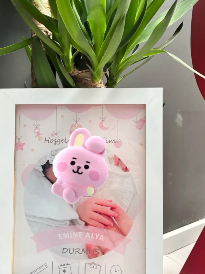 🎉 Hoş Geldin Küçük Mucize! 🌟 Yeni doğan minik kahraman için özel bir dokunuş… 💙💗 DekorPaleti’nden “Kişiye Özel Bebek Tasarım Tablo – Yenidoğan” ile çocuğunuzun ya da hediyelik olarak seçtiğiniz bebeğin odasına sıcak, anlamlı ve tarz sahibi bir hava katın. ✨ İsim, doğum tarihi gibi detaylar ile tamamen size özel hazırlanıyor. 🎁 Hediye verirken “senin için özel” hissini yaşatmak isteyenler için birebir. 🛏 Oda dekorasyonunda olmazsa olmaz: zarif çerçevesi ve pleksi baskının ışıltısı ile modern bir şıklık sunuyor.  Dekor Paleti 📦 Türkiye’nin her yerine kargo imkânı var.  Dekor Paleti ➡️Detaylar ve sipariş için bio / link üzerinden ürün sayfasına göz atabilirsiniz. #yenidoğan #bebekodası #kişiyeözel #bebekhediyesi #tablo #dekordetails #DekorPaleti#trend #keşfetedüş #dekor #hediye