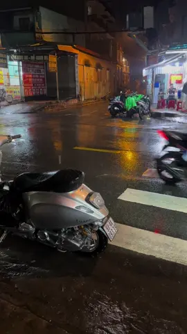 Mưa qoài…. 💦⛈️  #vespa #vespasg #vespasprint #vespamatic #xuhuong 