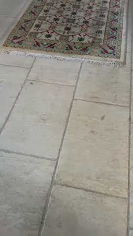 Die Kirche der Entschlafung der Jungfrau Maria in Edessa ein Zeugnis aus byzantinischer Zeit. Erbaut im 14. Jahrhundert auf den Ruinen einer älteren Kirche, bewahrt sie bis heute Fresken und Ikonen von unschätzbarem Wert. Ursprünglich der Hagia Sophia geweiht, wurde sie umbenannt, um sie vor der Umwandlung in eine Moschee zu bewahren. Ein Ort, an dem Geschichte und Glaube sich begegnen. Ehre sei Gott☦️🤍 #orthodox 