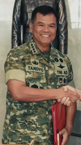 Tandyo Budi Revita adalah seorang perwira tinggi TNI-AD yang sejak 10 Agustus 2025 mengemban amanat sebagai Wakil Panglima Tentara Nasional Indonesia. Tandyo, merupakan lulusan Akademi Militer yang berasal dari kecabangan Infanteri.  Wikipedia #tni #tniindonesia🇮🇩❤️#tnipCut 