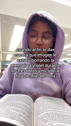 es una de las mejores teorías que he escuchado sobre la saga🙂‍↕️ EDIT: ‼️‼️Rebecca Yarros ya respondió sobre la pregunta de si Imogen le ha borrado la memoria a Violet antes que lo hiciera en Alas de Ónix y Rebecca lo que respondió fue: ‼️‼️”Creo que depende de lo que pienses del personaje de Imogen. ¿Qué te ha demostrado Imogen de su personaje? ¿Qué le ha contado a Violet sobre su sello? ¿Qué le ha dicho a violet que hace o no hace cuando se lo explica en Alas de Hierro? Creo que tendrás que hacer tu propia evaluación sobre el personaje de Imogen.” • • • • • • • • • #BookTok #libros #booktokgirlies #lecturas #alasdesangre 