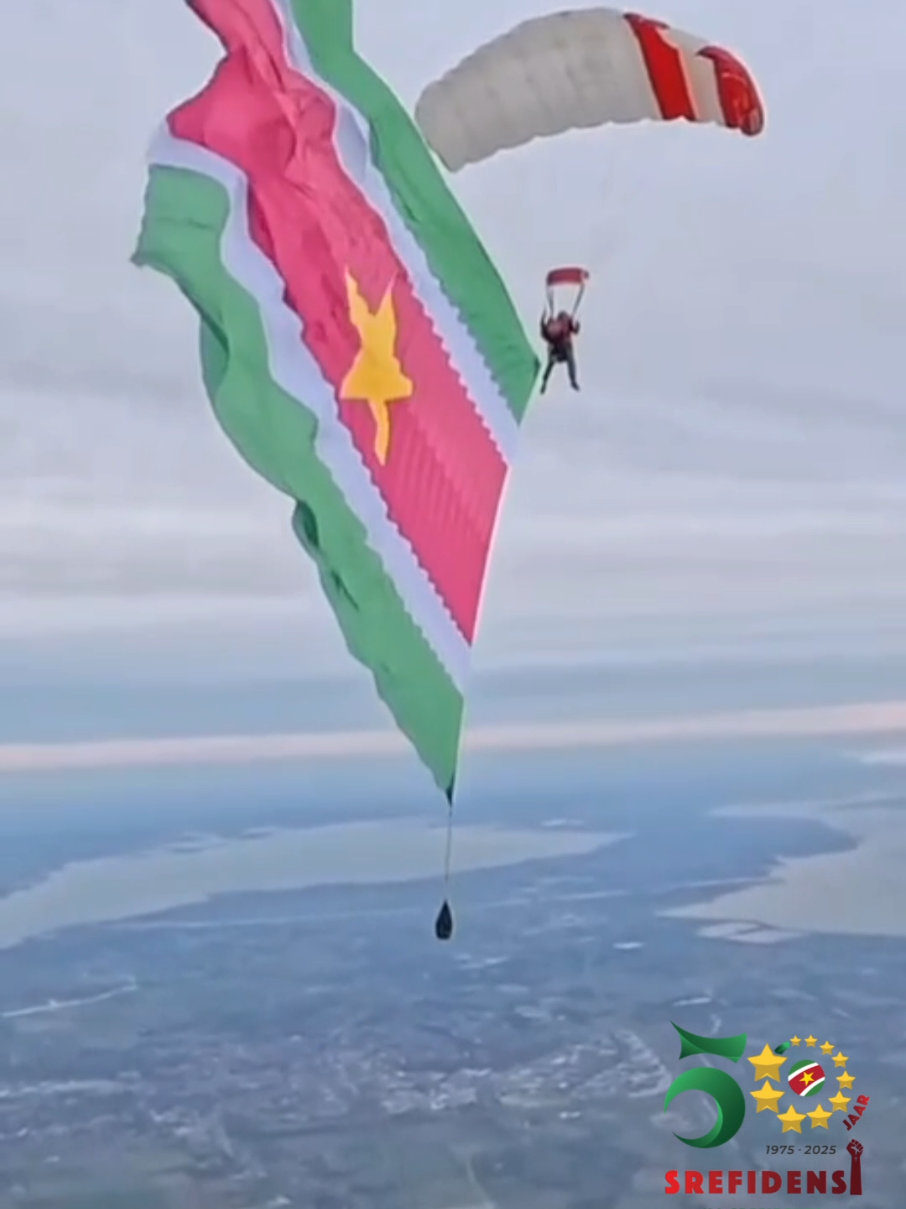Vanaf het hoogste stijgpunt, tot aan de landing: het tien man sterke team onder leiding van Poetie Doerga van skydive club 