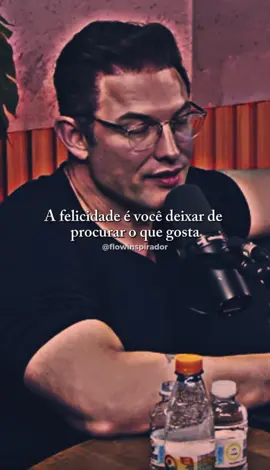 🌻 Felicidade não é encontrar algo novo todos os dias — é aprender a enxergar valor no que já está diante de você. A vida muda completamente quando você para de buscar algo “melhor” e começa a cuidar com carinho do que já tem. ✨ Muita gente passa a vida inteira procurando o lugar perfeito, a pessoa ideal, o trabalho dos sonhos… e esquece que a verdadeira paz está em cultivar o que já floresceu. Felicidade não é sorte, é sabedoria. É entender que nem tudo precisa mudar — às vezes, o que precisa mudar é apenas o seu olhar. 💭 O segredo está em parar de correr atrás da próxima coisa e começar a viver o agora com gratidão. Porque o que você tem hoje, um dia foi o que você tanto pediu. E você — tem aprendido a gostar do que já tem, ou ainda está preso no que acha que falta? 🎥 Muzy #felicidade #motivação 