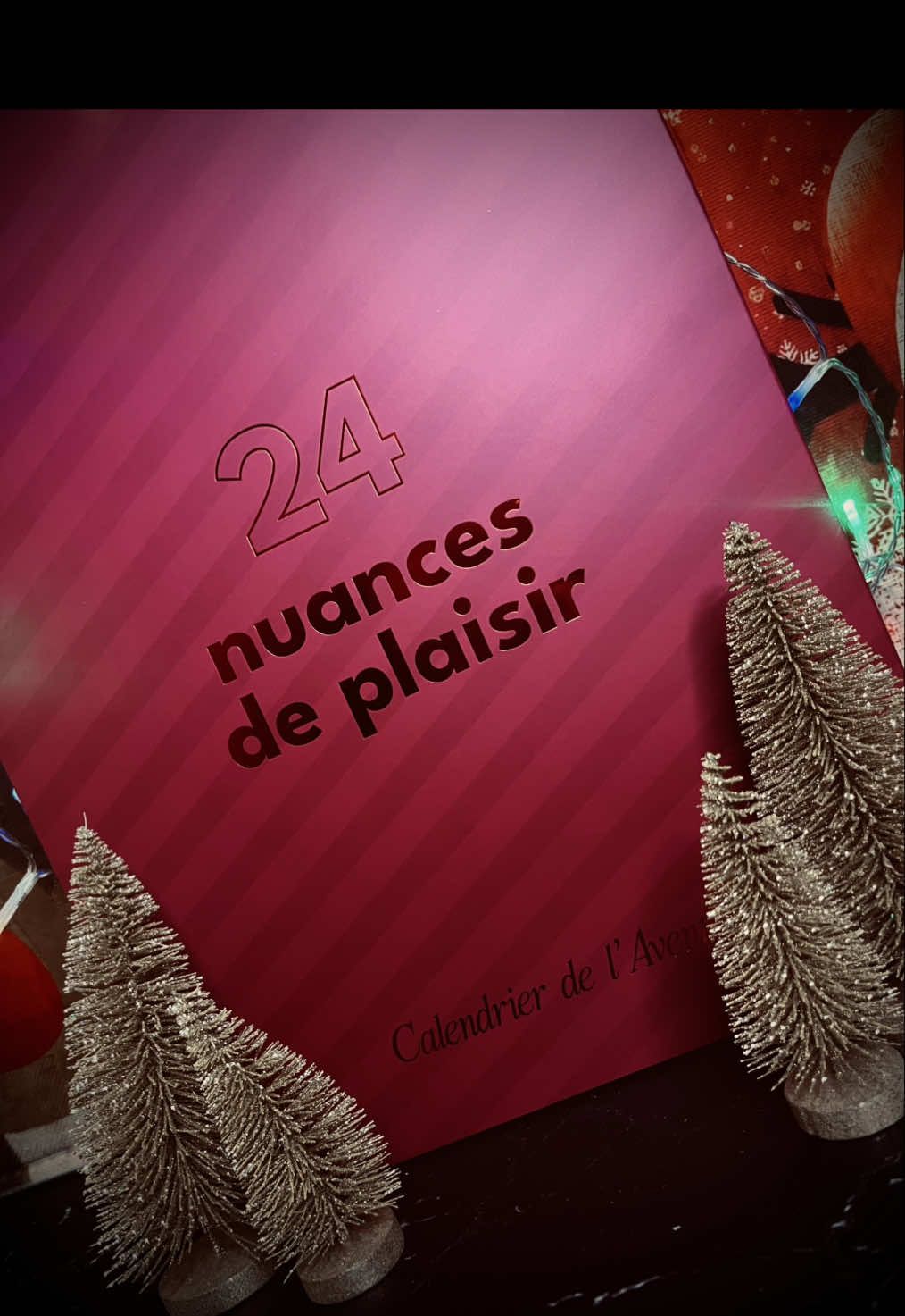 En partenariat avec @Body House 💋 Cette année, on troque les chocolats pour 24 surprises olé olé !”, “Qui a dit que les calendriers de l’Avent étaient que pour les enfants ?” 🎄  24 cases à ouvrir, 24 occasions de s’amuser, se surprendre et rendre l’attente de Noël plus excitante que jamais. Allant des jouets aux cosmétiques intimes, en passant par des accessoires coquins, chaque case a été pensée pour t’offrir une nouvelle expérience à vivre, seul(e) ou à 2. ❤️ ✨« prix calendrier 119€ » ✨« valeurs des produits 349€ » ✨ Listes des prdoduits : https://anyflip.com/huxns/svpu/  Produit  offert par la marque 💋🎄 ❤️💋24 nuances de plaisir ❤️💋  #bodyhouse #collaboration #calendrierdelavent #2025 #nouveauté 