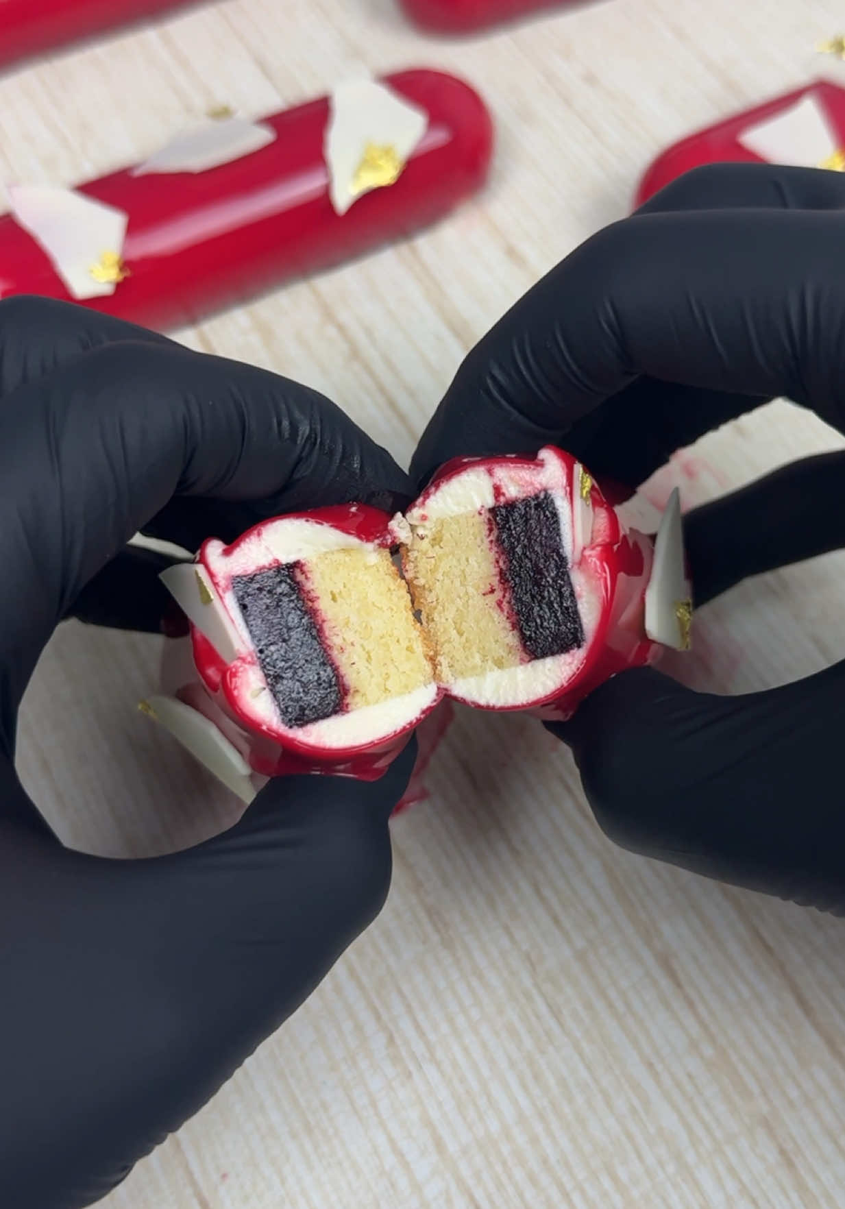 🇫🇷 Finger cassis chocolat blanc. Recette dans mon e-magazine, édition automne. Lien dans la bio ou commente « recette » 🇬🇧 Blackcurrant & White Chocolate Finger. Recipe in my e-magazine, Autumn edition. Link in bio or comment “recipe” 🇪🇸 Finger de grosella negra y chocolate blanco. Receta en mi revista digital, edición otoño. Enlace en bio o comentario 