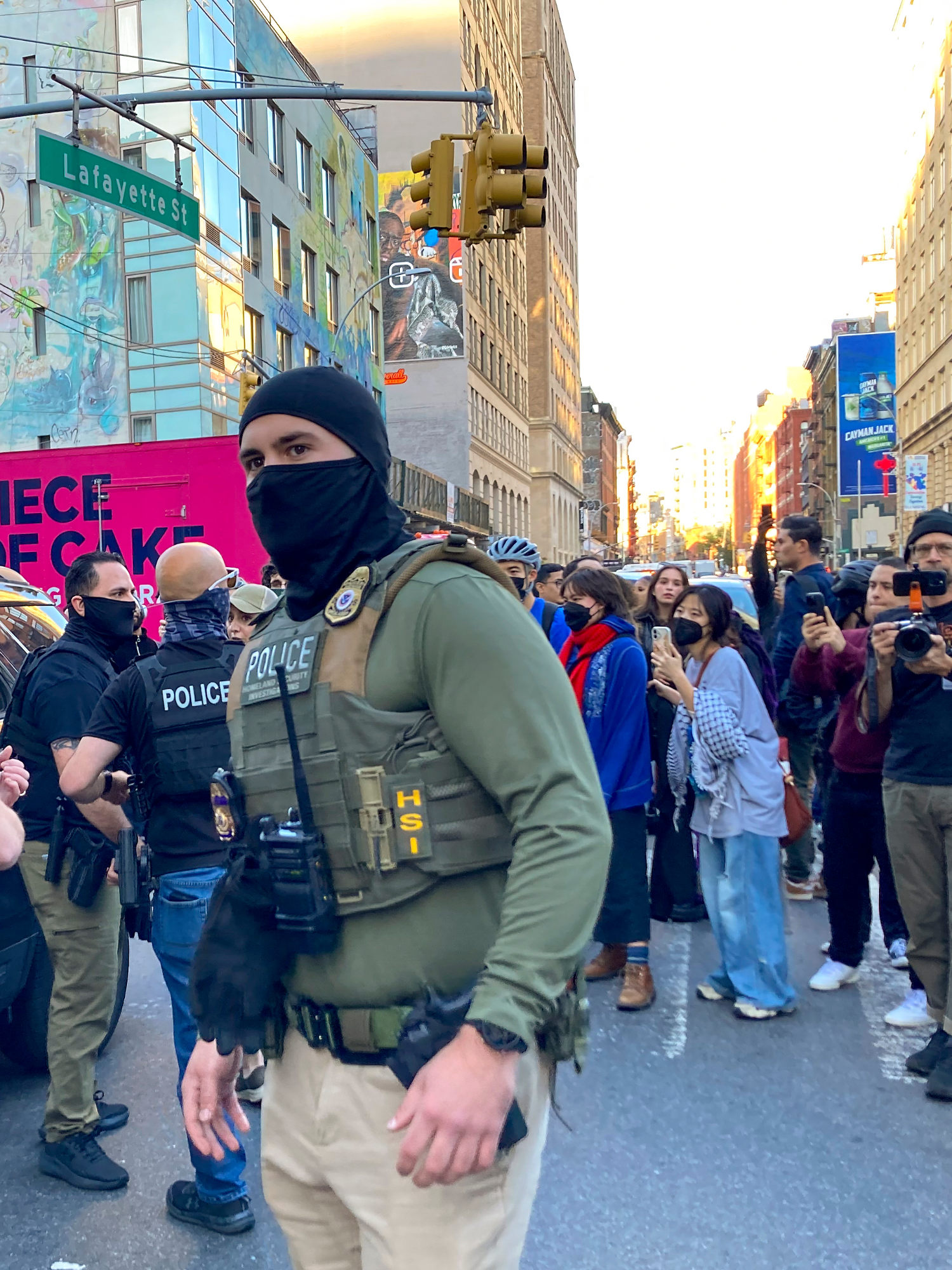 Angry New Yorkers surrounded a group of federal agents after they began questioning and detaining street vendors on Manhattan’s Canal Street