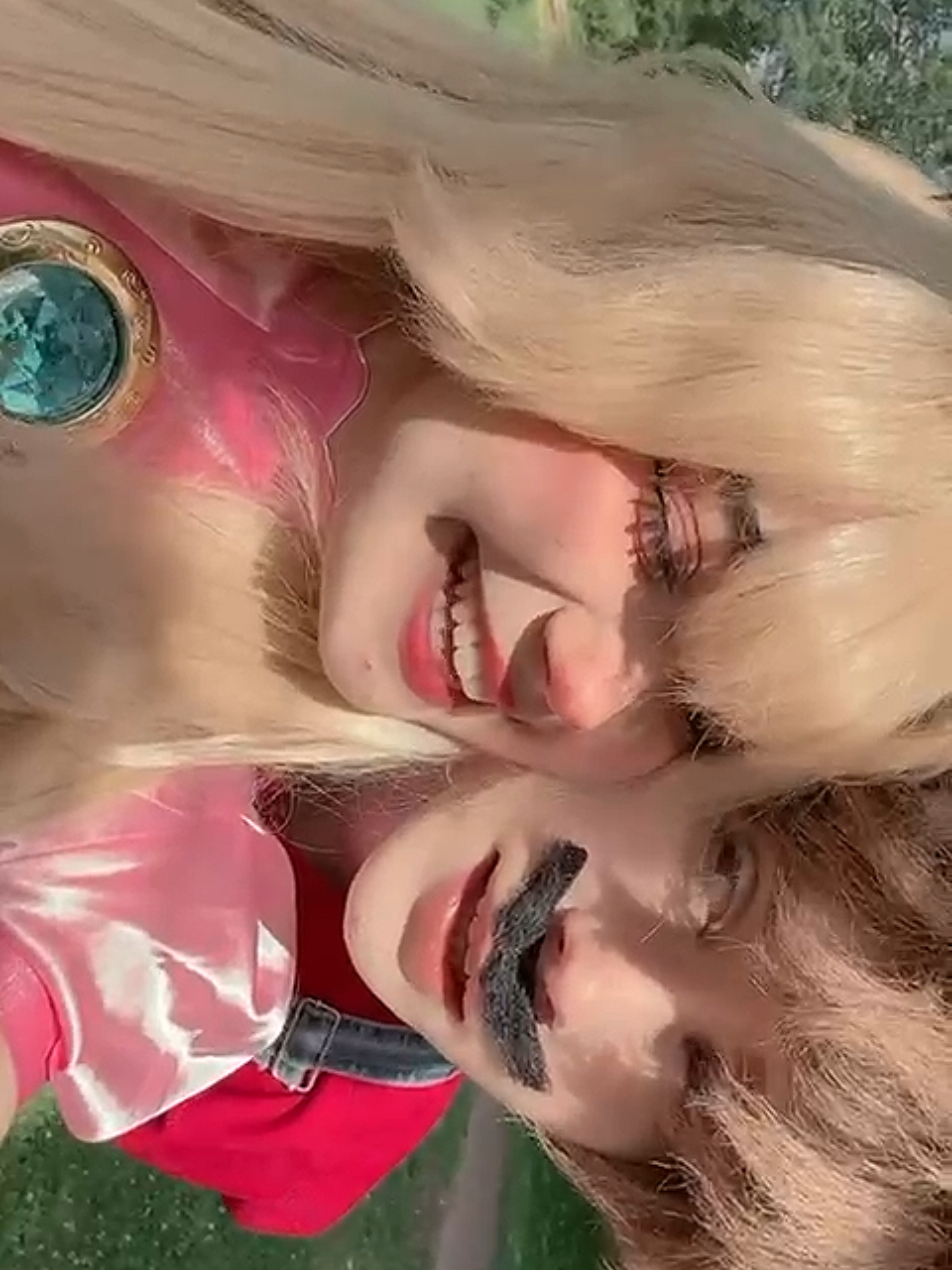 #PRINCESSPEACH yeah so these are like from june but we look cute mario: @egor  #supermario #supermariocosplay #nintendo #cosplay 