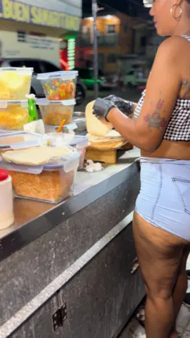 🌧️🔥 Ya comenzamos a trabajar bajo agua 😅🙏🏼 Ni la lluvia nos detiene porque las mejores empanadas del país siguen saliendo calientitas y sabrosas 🤤💪🏼 ¡Ven a buscar la tuya que estamos activos en plena lluvia! 🇩🇴☔️ 📍 Calle Luis Reyes Acosta esquina 16, barrio 27 de Febrero, Distrito Nacional. 🕒 Lunes a sábado de 8:30 a.m. a 12:00 p.m. y de 5:30 p.m. a 10:30 p.m. — domingos hasta la 1:00 p.m. 📲 En Waze y Google Maps como “D Lucy Empanadas” 🛵 También con servicio por PedidosYa DÉJAME TU COMENTARIO QUE SIEMPRE LOS LEO ❤️👀👀 #Dlucyempanadas #food #Foodie #streetfood #yummy 