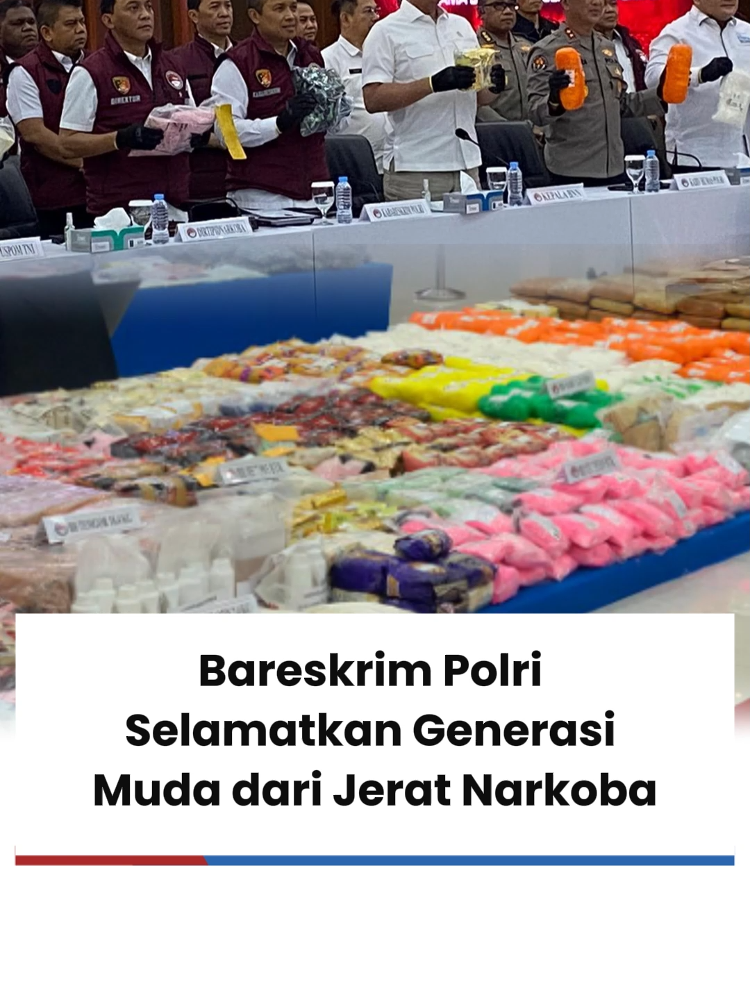 Bareskrim Polri berhasil selamatkan generasi muda Indonesia dari bahaya narkoba. Realita mencengangkan, 50 anak di Indonesia terlibat dalam kasus narkoba sejak Januari hingga Oktober 2025.   Mereka bukan hanya sebagai pengguna, tapi juga dijadikan kurir oleh jaringan bandar narkoba. Dirtipidnarkoba Bareskrim Polri, Brigjen Pol Eko Hadi Santoso, mengungkapkan bahwa anak-anak sengaja dilibatkan karena dianggap lebih mudah lolos dari jerat hukum. “Pemakai, ada kurir. Itu kan pinter orang ya. Pakai kurir anak-anak, iya enggak? Supaya gampang lepas, pidana anak,” ujar Brigjen Eko Hadi.   Namun Polri tak tinggal diam. Anak-anak yang terlibat kini mendapat perlindungan hukum dan pembinaan sesuai Undang-Undang Perlindungan Anak. Kabareskrim Polri, Komjen Pol Syahardiantono, mengaku sangat prihatin. Ia mengajak semua pihak, orang tua, sekolah, tokoh masyarakat, dan generasi muda untuk bersatu melawan peredaran narkoba.   Selama tahun 2025, Polri berhasil mengungkap 38.934 kasus narkoba di seluruh Indonesia, dengan lebih dari 51 ribu tersangka. Total barang bukti yang disita hampir 198 ton narkotika berbagai jenis. Sebuah langkah besar untuk menyelamatkan masa depan bangsa.   Karena perang melawan narkoba bukan hanya tugas polisi, tapi juga tanggung jawab kita semua. Mari lindungi anak-anak kita. Mari jaga masa depan Indonesia. #BareskrimPolri #SelamatkanGenerasiMuda #PerangiNarkoba #StopNarkoba