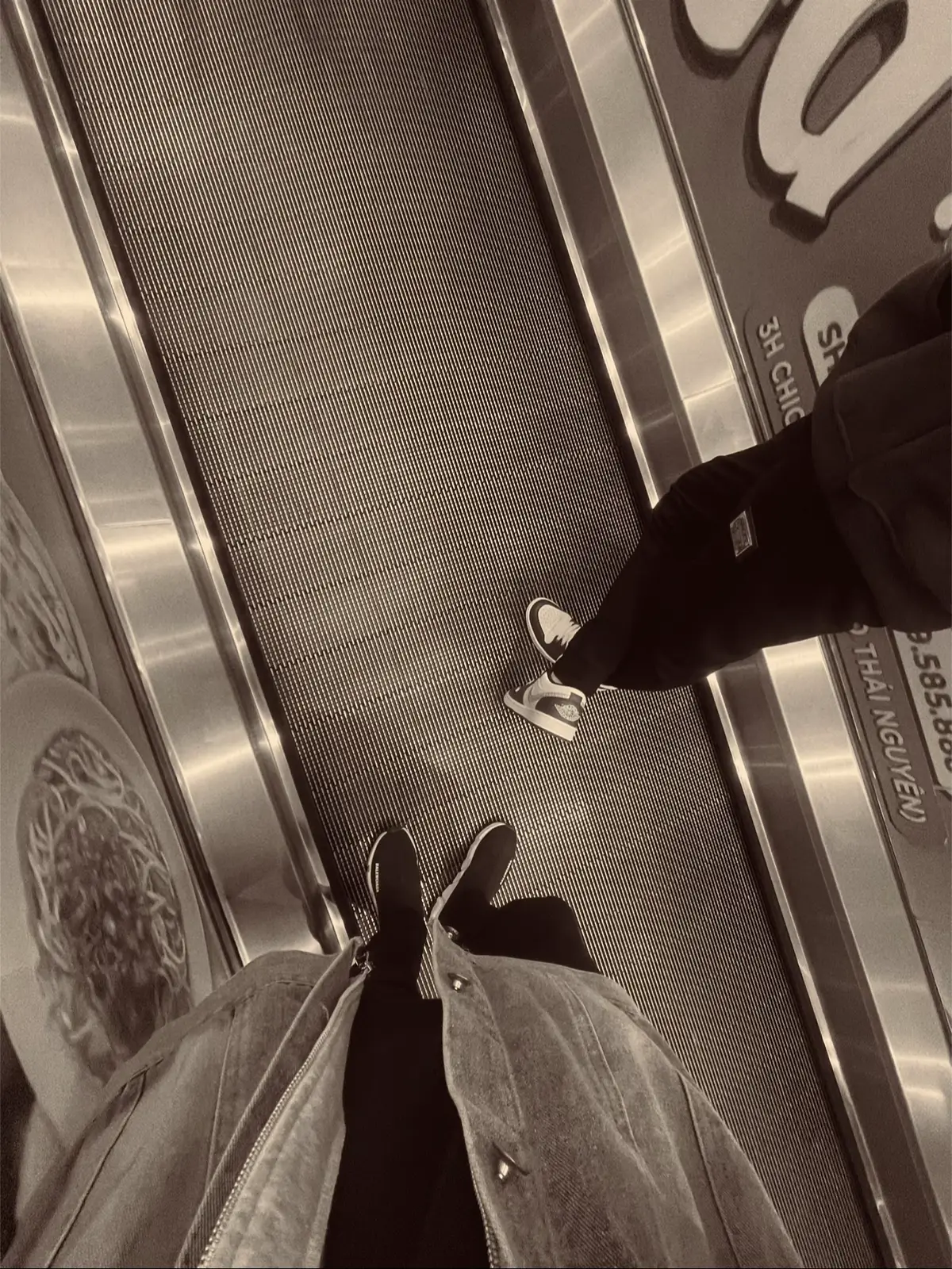 “Sự bồng bột có thể khiến bạn hối hận rất lâu, nhưng hèn nhát sẽ khiến bạn hối tiếc cả đời. Hãy đi và cảm nhận cuộc sống.