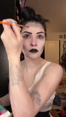 SHES ALIVE but she’s dead BUT SHES ALIVE!!! Turning myself into the bride of Frankenstein for day 22 of #31daysofhalloween 🖤 #mysteryjewlerygirl #mysteryjewelryjar #trending #halloweencostume 