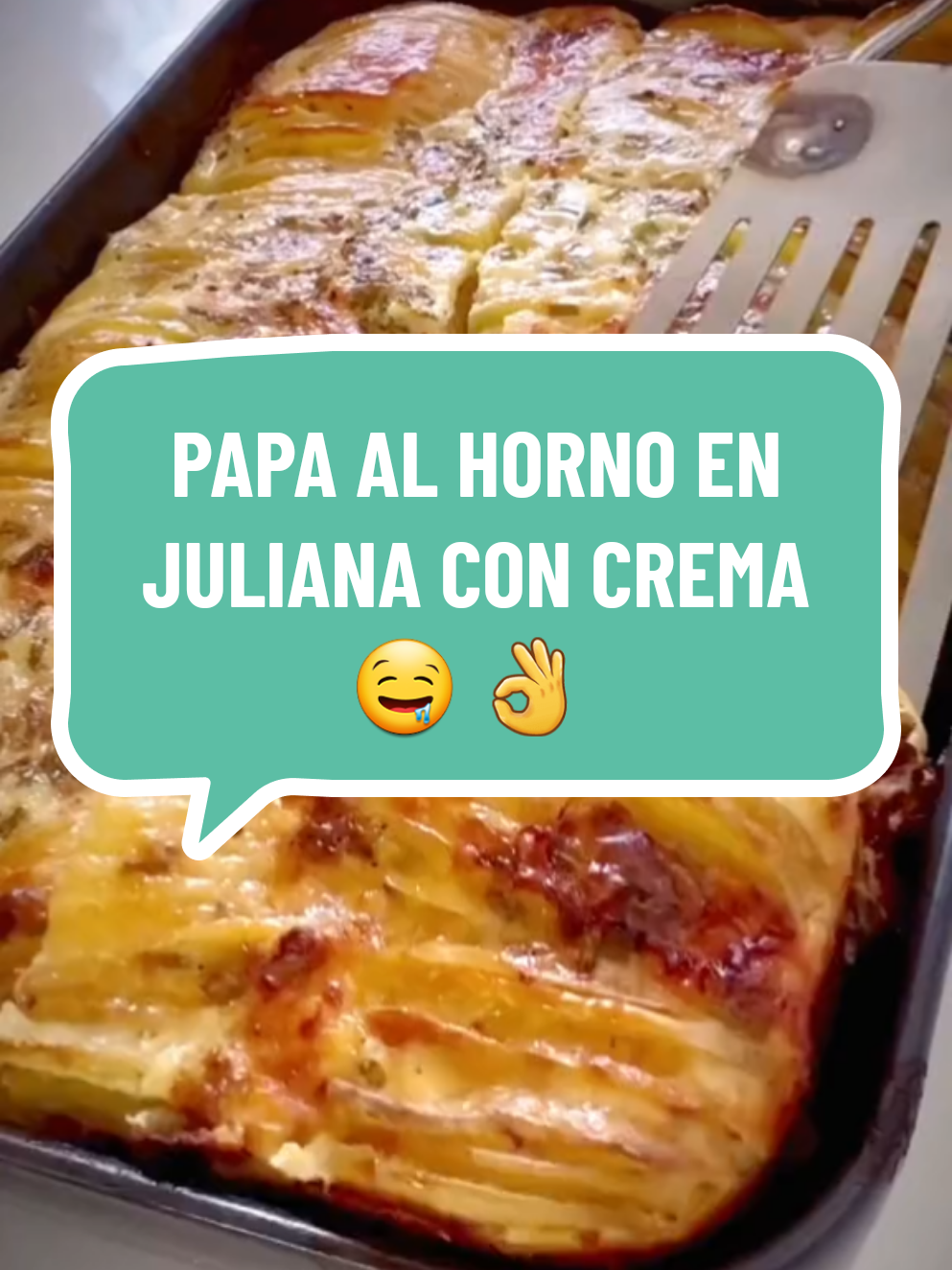 #creatorsearchinsights  🥔 Descripción general Las papas al horno en corte juliana con crema son una guarnición deliciosa y reconfortante, perfecta para acompañar carnes, aves o disfrutar por sí solas. Se caracterizan por su textura crujiente por fuera y suave por dentro, realzada con una mezcla cremosa que aporta sabor y suavidad. --- 🍽️ Ingredientes principales Papas frescas cortadas en juliana fina (tiras delgadas y alargadas) Crema de leche o crema agria (según preferencia) Mantequilla o aceite de oliva para dar brillo y sabor Sal y pimienta negra al gusto Ajo picado o en polvo (opcional, para intensificar el aroma) Queso rallado (mozzarella, parmesano o el de tu elección, si se desea gratinar) Perejil fresco o cebollín picado para decorar --- 🔥 Preparación 1. Precalienta el horno a 200 °C. 2. Lava y pela las papas, luego córtalas en tiras finas tipo juliana. 3. Colócalas en un recipiente y mezcla con un poco de aceite, sal, pimienta y ajo. 4. Distribuye las papas en una bandeja para horno previamente engrasada. 5. Hornéalas durante unos 25–30 minutos, removiendo ocasionalmente hasta que estén doradas. 6. Retira del horno y vierte sobre ellas una mezcla de crema y queso rallado. 7. Vuelve a hornear por unos 10 minutos más, hasta que la crema se espese y el queso se gratine. 8. Sirve caliente, decorando con perejil o cebollín fresco. --- 😋 Resultado final El resultado es un plato cremoso, dorado y con un equilibrio perfecto entre el sabor suave de la crema y la textura crujiente de las papas. El aroma a mantequilla y queso derretido lo convierte en un acompañamiento irresistible o incluso en un plato principal vegetariano.