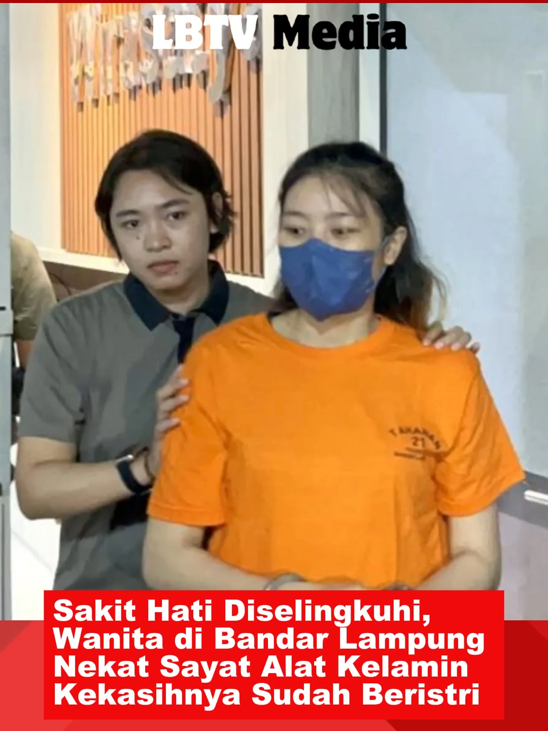 Seorang wanita berinisial WD (28), warga Sukaraja, Bumi Waras, nekat melakukan penganiayaan terhadap kekasih gelapnya, KL (32), di Lapangan Baruna, Panjang, Bandar Lampung. Aksi itu dipicu oleh rasa cemburu dan sakit hati karena korban diduga menjalin hubungan dengan perempuan lain. Wakapolresta Bandar Lampung AKBP Erwin Irawan mengatakan, pelaku telah merencanakan aksinya sejak beberapa hari sebelumnya. “Pelaku merasa sakit hati karena korban sering berhubungan dengan perempuan lain. Tindakan itu sudah direncanakan,” ujarnya, Rabu (22/10/2025). Peristiwa terjadi pada Minggu malam (19/10). WD mengajak korban bertemu, namun pertemuan itu berujung tragis. Dengan menggunakan pisau cutter yang telah disiapkan, pelaku melukai bagian sensitif tubuh korban. Korban dilarikan ke RSUD Abdul Moeloek dan menjalani operasi penyambungan. Kini, WD telah ditahan di Mapolresta Bandar Lampung dan dijerat Pasal 353 ayat (2) KUHP subsider Pasal 351 ayat (2) KUHP, dengan ancaman maksimal tujuh tahun penjara. #BandarLampung #BeritaLampung #LBTVMedia #BeritaHariIni #BeritaKriminal #BeritaTerkini #BeritaViral #KasusLampung #KriminalLampung #FYP #FYPIndonesia #ViralHariIni #TrendingNews #InfoTerkini #ViralTikTok #UpdateBerita