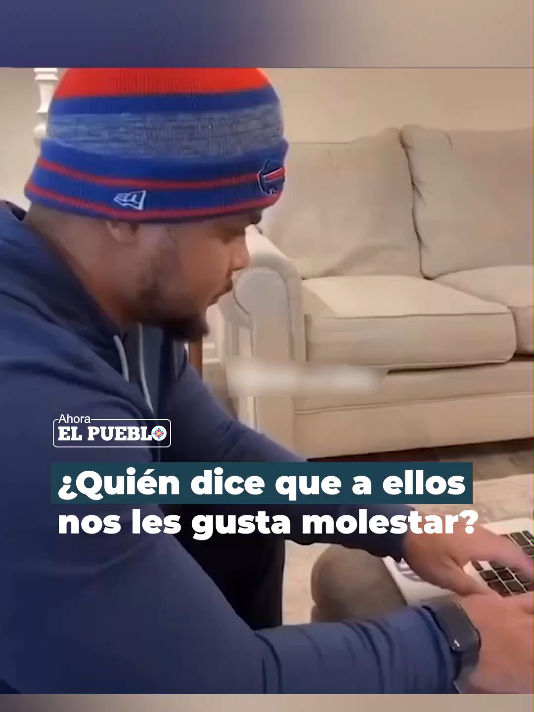 🐶🔉 Un usuario compartió cómo su mascota no lo dejaba trabajar en paz. Cada vez que intentaba concentrarse, su tierno perrito lo interrumpía con su juguete chillón, aprovechando cualquier oportunidad. Video: peludosboxperu #AhoraElPueblo #Viral #perrito #molestar #Comedia