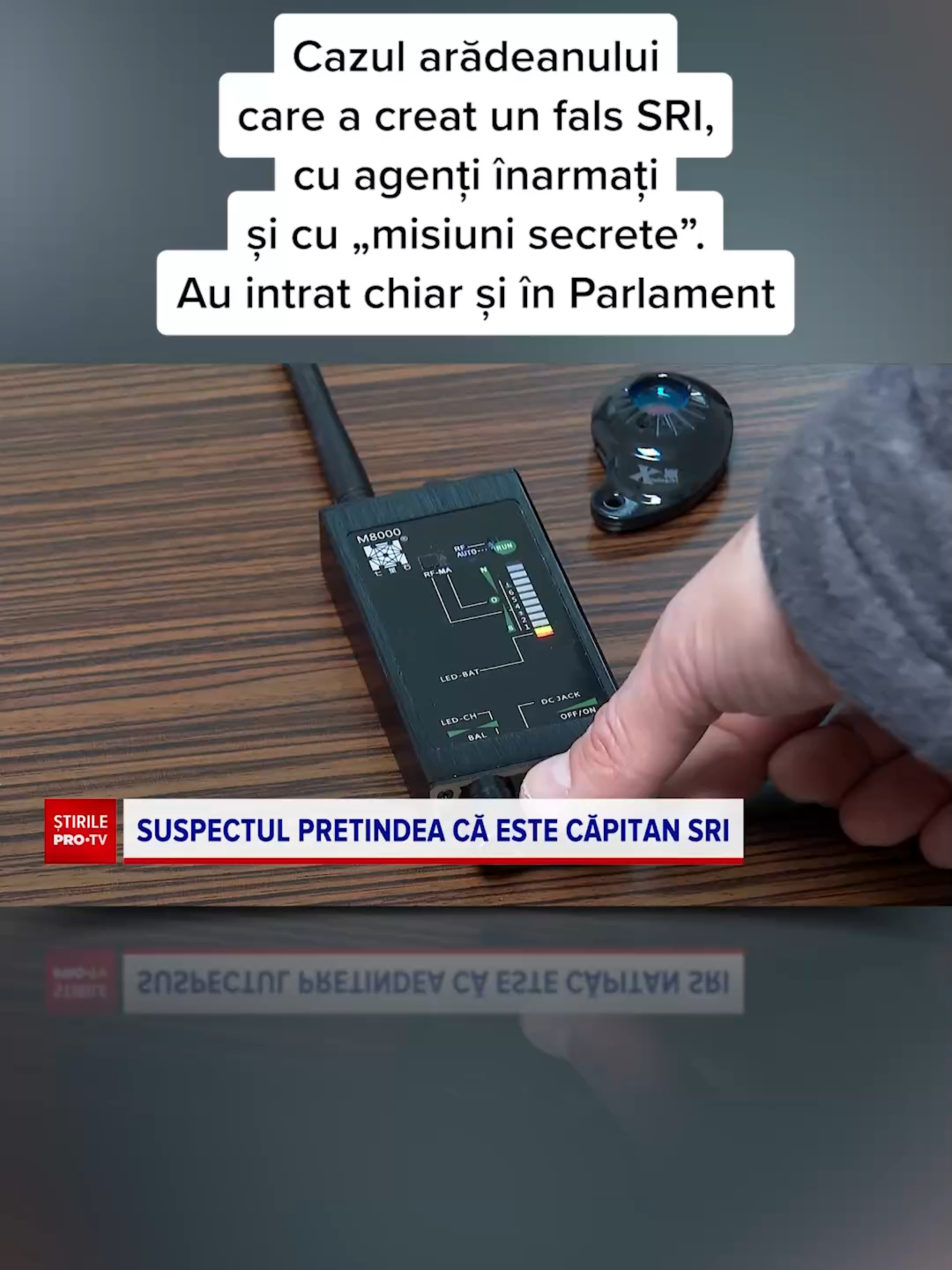 Un individ de 27 de ani este acuzat că ar fi pus la punct o rețea falsă de spionaj. Tânărul racola foști militari și persoane care dețineau arme letale, spunându-le că este angajat al SRI. #news #protvromania #stiri #protv #stirileprotvdeastazi