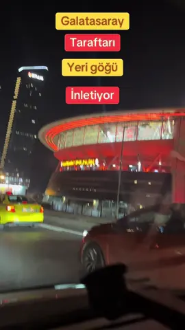 Galatasaray taraftarı adeta yeri göğü inletiyor müthiş tezahürat inanılmaz bir destek var