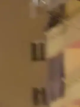 شهدت مدينة دمنهور بمحافظة البحيرة قبل قليل حادثاً مأساويا حيث فوجىء المارة بشارع عبد السلام الشاذلى بسقوط طفلين من الطابق التاسع أرضا  مما تسبب فى وفاة أحدهما وإصابة الثانى بإصابات بالغة  تم نقل الجثة والمصاب مستشفى دمنهور التعليمى وجارى تحرير محضر بالواقعة وأخطرت النيابة العامة لمباشرة التحقيق  تلقى اللواء محمد عمارة مدير أمن البحيرة بلاغا من عمليات شرطة النجدة بوقوع حادث سقوط طفلين شقيقين من برج سكنى أعلى مركز دمنهور للعيون بشارع عبد السلام الشاذلى بدائرة قسم شرطة دمنهور ووجود متوفى ومصاب  إنتقلت على الفور الأجهزة الأمنية لموقع الحادث وتبين من المعاينة وسؤال شهود الواقعة قرروا أنهم شاهدوا المجنى عليهما أثناء سقوطهما أرضا من أعلى البرج  وتبين وجود جثة 