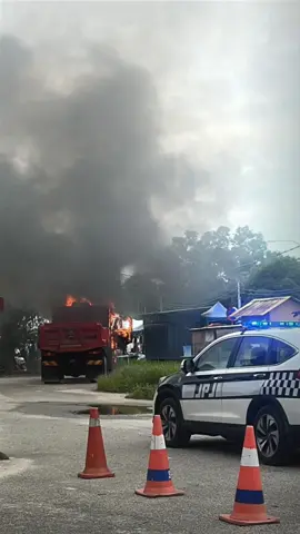 Seorang pemilik lori bertindak nekad membakar kenderaan miliknya sendiri semata-mata bagi mengelak disita Jabatan Pengangkutan Jalan (JPJ) Terengganu di Kuala Nerus
