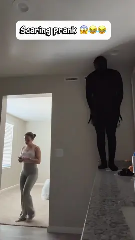 Scared prank 😱😂#scare #scared #scarecam #scareprank #prank #funny #tiktok #funnymoments #viral #foryoupage #fyp #foryou #trending #funnyprank #viralvideo #viral?videotiktok😇😇 #ilovetiktok #funnyvideos 