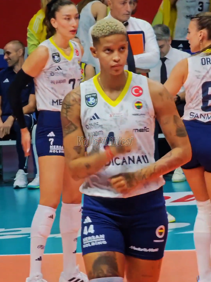 🌟The Court is Her Stage : Amazing Dance Show by Melissa Vargas  #melissavargas #volleyball #voleybol #fancam #fenerbahçe 