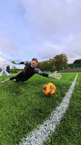 Who don’t love a goal line clearance 😉 @Catch & Keep  #fyp #viral #foryoupage #goalkeepertraining #goalkeepergloves 