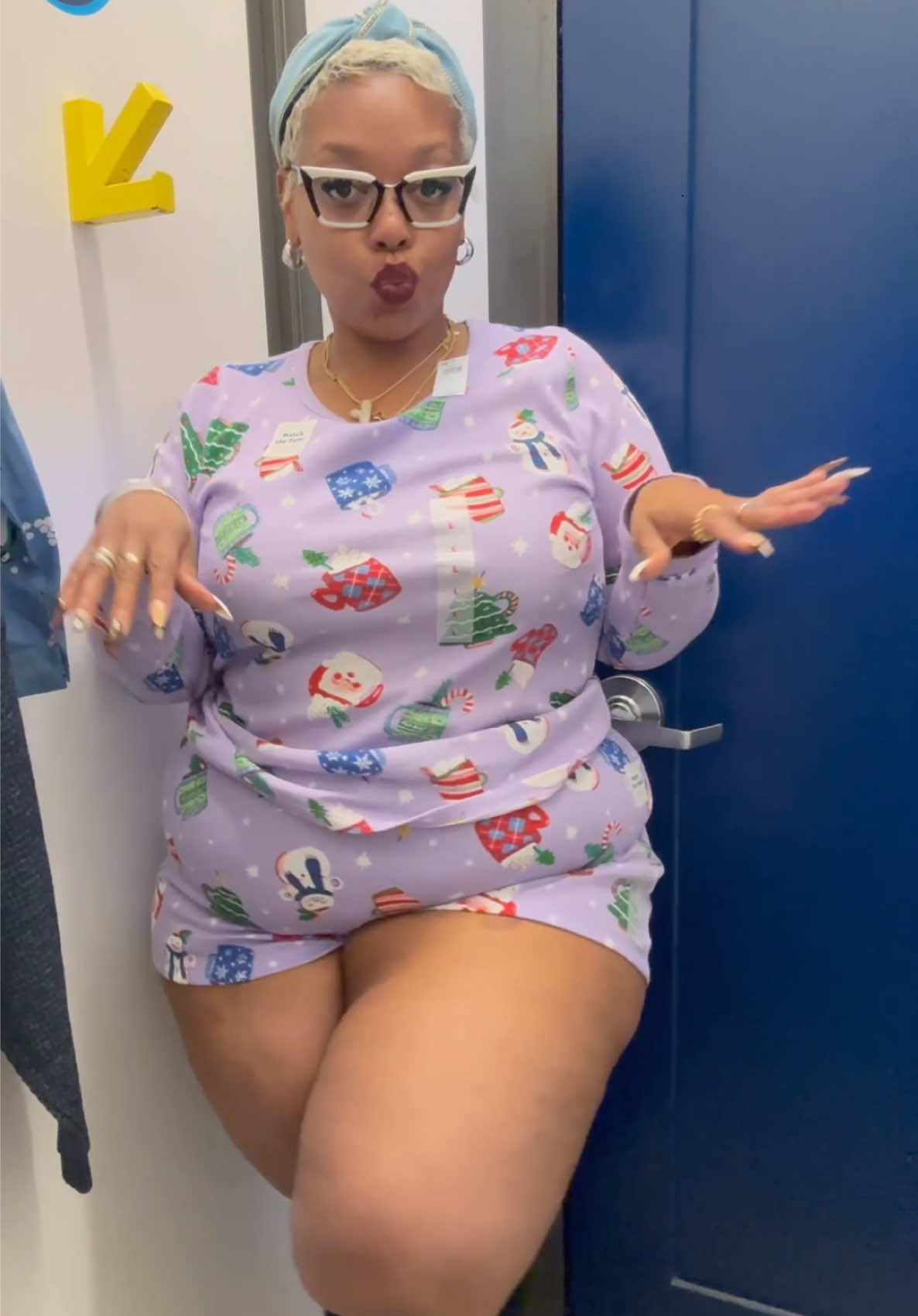 Cozy and COMFY while cute 😌 #vondunkthat #plussizefashionblogger #twopieceset #pajamaset #oldnavy 