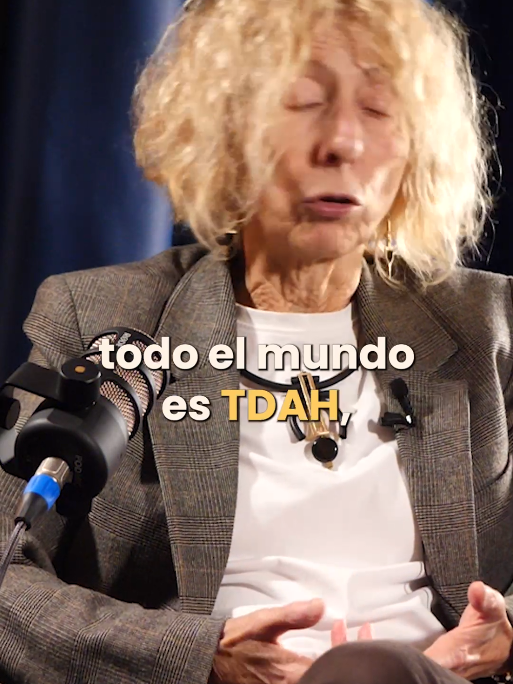 LOS PROBLEMAS PSICOLÓGICOS COMO INTENTOS DE ADAPTACIÓN AL MUNDO QUE SE NOS ACABAN VOLVIENDO EN CONTRA. María Xesús Froxán, psicóloga conductista, reflexiona sobre el peligro de las etiquetas diagnósticas en psicología y cómo pueden limitar la comprensión de la persona y su contexto. Desde una perspectiva contextual y funcional, explica por qué los problemas psicológicos no deben entenderse como enfermedades, sino como formas de conducta que tienen una función en la vida del individuo. Froxán defiende que la intervención terapéutica debe centrarse en la interacción dentro del proceso terapéutico, donde el cambio surge del análisis funcional y la relación entre terapeuta y consultante, más que en soluciones biologicistas típicas del modelo biomédico o la psiquiatría. ➡️ Vídeos con María Xesús Froxán por nuestro canal de YouTube: @ enGramaPsico. 🎓 Cursos online con María Xesús Froxán por nuestra web: www.engramapsicologia.es ---- 🫂 Si lo que buscas es ayuda psicológica online basada en evidencia científica, puedes escribirnos por WhatsApp al +34 664 24 19 38. #psicología #ciencia #análisisfuncional #conductismo #tdah  