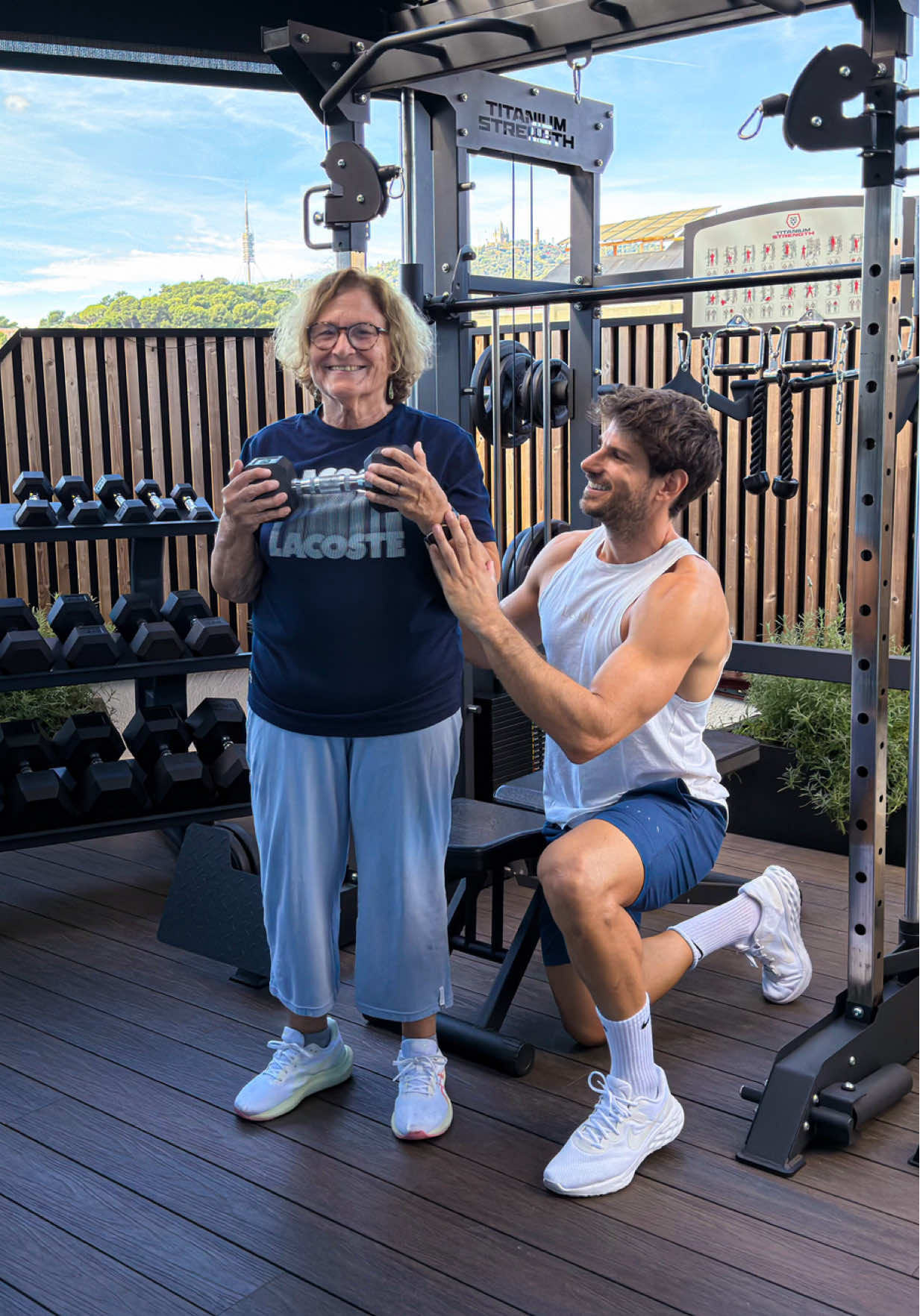 Estoy tan feliz y orgulloso de ti mami💘 Esta mañana ha sido muy muy especial. Estamos grabando el nuevo reto Mami Fit que lanzaremos próximamente y he visto un gran cambio en ella, esa mirada de aceptación y cambio. Ahora sí puedo decir que te estás cuidando de verdad, después de toda una vida dándolo todo por los hijos, trabajo, pacientes… por fin te priorizas y pasas a la acción!  La mayoría de personas mayores no pierden la independencia por enfermedad... sino por falta de fuerza en todo el cuerpo y en especial a las piernas. No poder levantarte sola del sofá o de la cama significa que no tienes autonomía y dependerás de alguien para poder vivir y ser feliz… ¿Qué ha cambiado? Simplemente aceptar que hacerse mayor es SÓLO un numero más. Lo que realmente nos envejece, deterioria y enferma son todos aquellos años que pasamos sin movernos, sin trabajar la fuerza y sin tener una alimentación real.  Has entendido que el entrenamiento de fuerza es la base y la prevención de infinidades de problemas. Hoy te he visto cansada, sudada, fuerte y feliz. Y ahí está… disfrutar del proceso, difícil y con disciplina.  Estoy seguro que inspirarás y ayudarás a muchas otras que están pasando por lo mismo. Porqué hacer este cambio no es nada fácil, pero tu hijo pequeño estará siempre apoyándote. La sarcopenia (pérdida de masa muscular) relacionada con la edad, comienza de forma natural alrededor de los 30 años, con una pérdida de entre el 3% y el 8% de masa muscular por década. Este proceso se acelera a partir de los 50-60 años. Más debilidad, dificultad para moverse y un mayor riesgo de caídas. Y si no entrenas la fuerza…. un día te das cuenta que ya no puedes levantarte sin impulso, sin dolor, o sin ayuda. La mejor inversión que puedas hacer siempre será en tu salud. La fuerza se entrena y la autonomía se protege. ¡PREVENIR ANTES DE PERDER! ¡A GANAR AÑOS DE VIDA CON CALIDAD Y ORGULLO!  ¡Muy pronto se viene el nuevo Reto Mami Fit! #mum #fit #salud #EjercicioParaMayores #FuerzaYVitalidad          