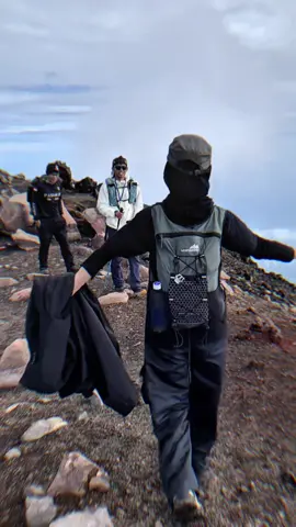 Gapapa ga punya si ganteng, yang penting udah berada di atap Jateng🤪 #gunungslamet #slametviadipajaya #tektok #pendakiindonesia #pendakigunung 