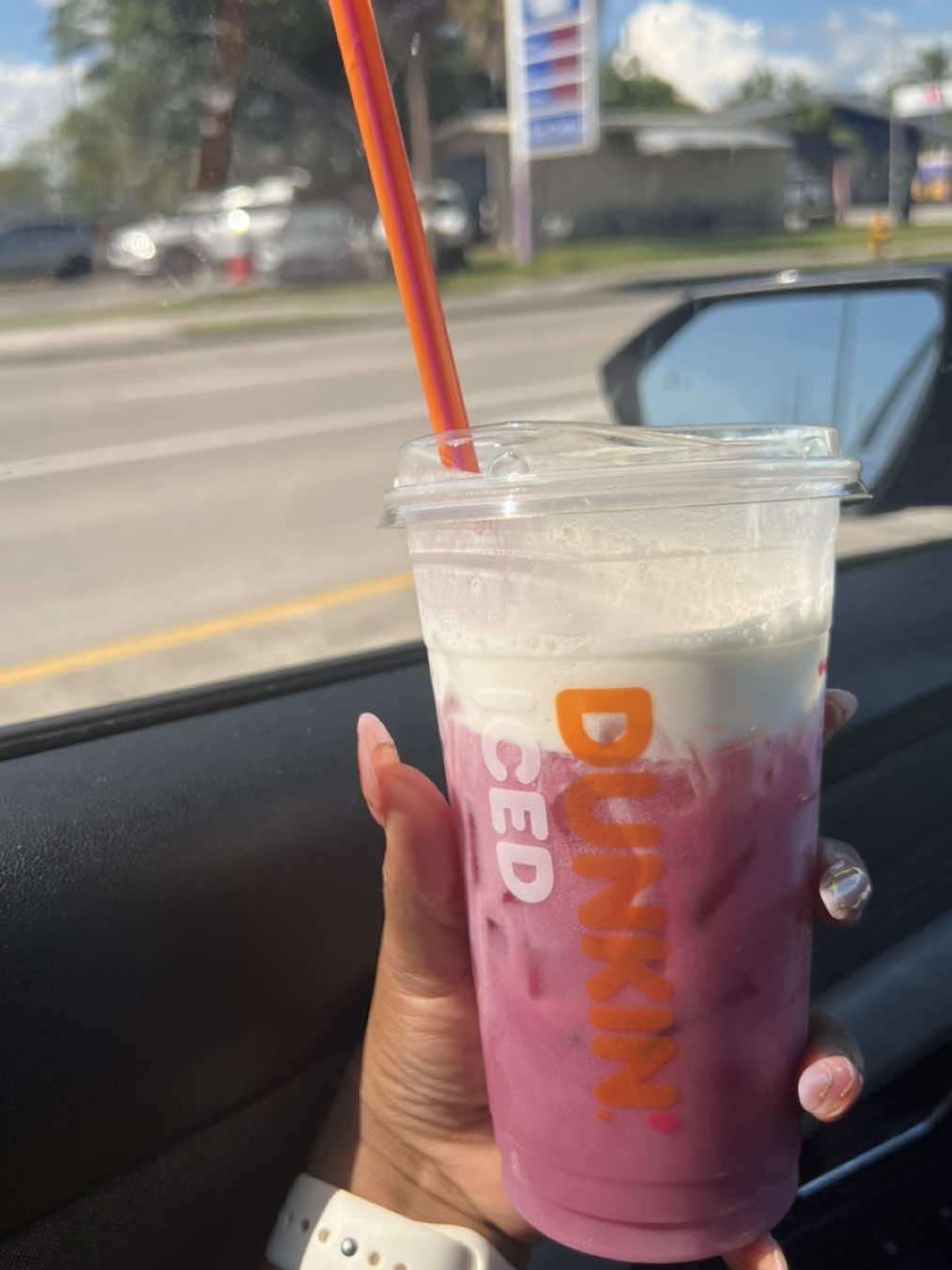 Dunkin Donuts// Honestly I would go back everyday just for this refresher drink can run out, like I’m doing yall a favor! #fyp #dunkindonuts #sabrina #daydreamrefresher 