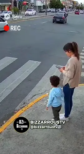 Mãe distraída Por pouco não acontece um acidente 😳🚨 #curiosidades #curiosidade #acidente #mae 