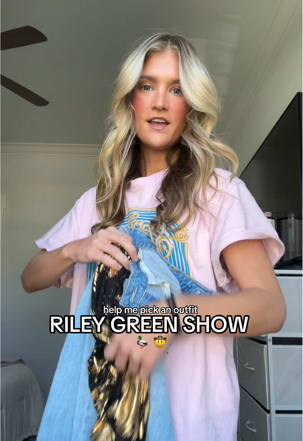 and I need to brush out my curls and put on eye makeup 🙂 #nashville #rileygreen #grwm 