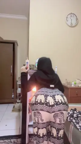 Beresin kamar sebelum apa hayooo wkwkw