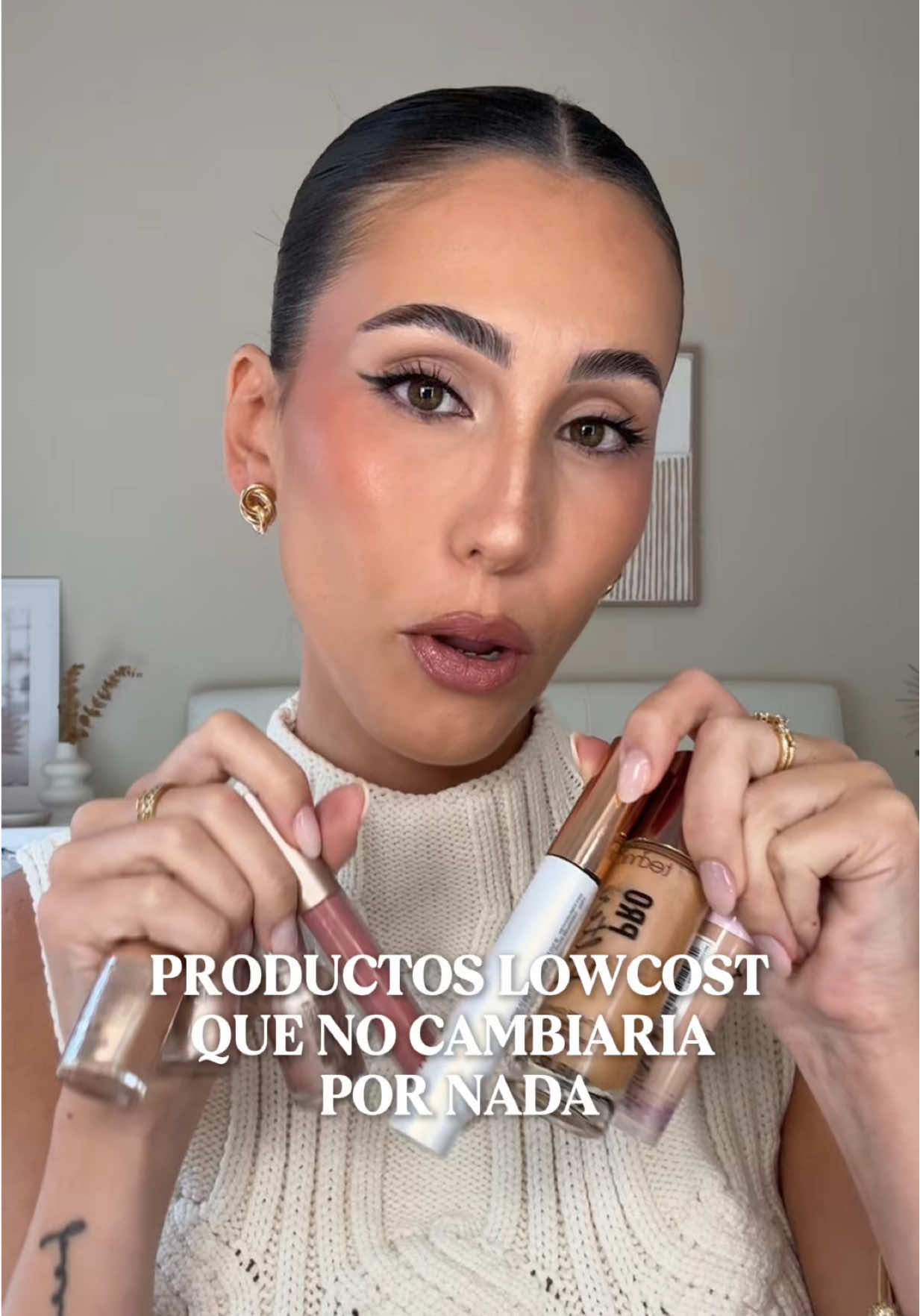 Mis productos de maquillaje lowcost imprescindibles ✨ Sinceramente no los cambiaría por nada  Decidme 1 producto imprescindible lowcost para vosotras en comentarios 🤍 Yo os pongo por aquí la lista de los que os hablo en el vídeo: ▫️Gloss What The Fake de @essence.cosmetics  ▫️Fluff & Fix Brow Wax de @SEPHORA España @Sephora Collection  ▫️Cicaplast Baume B5+ de @La Roche-Posay  ▫️Bare With Me Concealer de @NYX ES  ▫️Pro Filter de Technic ▫️Epic Wear Eyeliner de NYX ▫️Contour Clubbing Eyeliner de @BourjoisParis  ▫️Luxurious Lashes Mascara de @KIKO Milano  ▫️Chrome Drops de @Wibo España  Literalmente todos estos productos me los he comprado yo y me los seguiré comprando 😂 entonces no se si tengo que poner publi o que lol #Makeup #Maquillaje #maquillajelowcost #makeupdupes #belleza  
