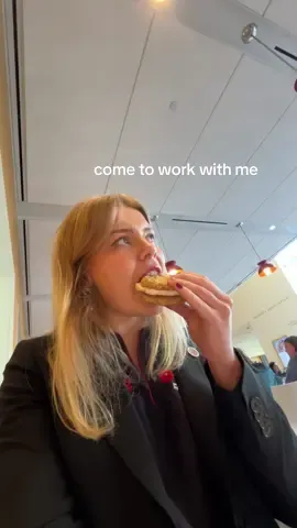 Day 3 of traveling for work as an intern!! In Minneapolis! I’ve never been to Minnesota before and I was surprised to see how connected they still are to their Swedish heritage. Our uber driver even spoke Swedish!! Crazy. But it was so empty. Why?! #traveling #swedish #minneapolis #Vlog 