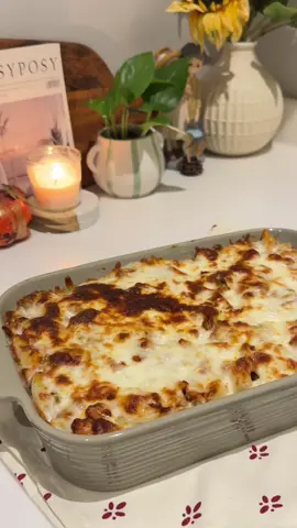 صينية مكرونه بالدجاج جربوها😋: بصل شرايح ومكعبات صدور دجاج على نار عاليه ونقلبه لين يتغير لونه ونضيف له فلفل رومي مكعبات  .. الصوص: ثوم مهروس،٢ ملعقة صويا،٢ملعقةدبس رمان،٢ ملعقة معجون طماطم ،فلفل اسود، بابريكا، ملح.تدبل الكمية حسب كمية الدجاج. ننزل بالصوص عالدجاج ونقلبه آخر شيء الكزبره المفرومه. بالصينية الطبقة الأولى المكرونه ونسقيها كريمة طبخ الثانية طبقة الدجاج  آخر شيء طبقة موزاريلا وكريمة طبخ وبالفرن تتحمر ❤️‍🔥❤️‍🔥#اكسبلورexplore 