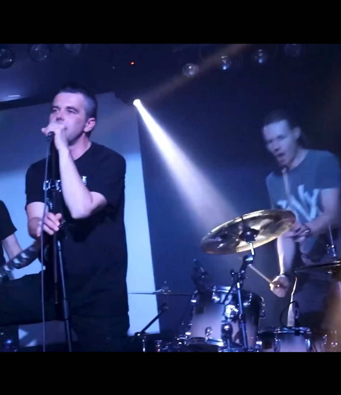 Yeah! Szatan dziś opętał mój dom, w jednej ręce widły, widły, widły, w drugiej majkroton! #krzyzkross 