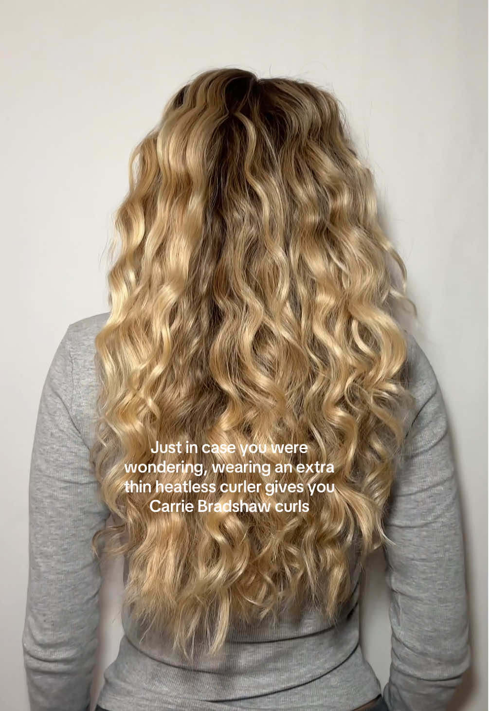Time to enter your Sex and the City era #heatlesscurls #heatlesshair #heatlesshairstyles #hairhack 