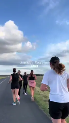 ✨🏃‍♀️🏃‍♂️ SeaSide Run, c’est avant tout une aventure humaine ! En quelques semaines seulement, nous sommes déjà 130 membres 🤯💙 Des runs au bord de la mer, des sourires, du partage, une ambiance qui motive & qui rassemble 🌊☀️ Et ce n’est que le début… 🚀 Rejoins l’aventure, que tu sois débutant, passionné ou juste en quête de bonne humeur 🙌🏼 #SeaSideRun #RunningClub #Running #runninglife #normandie 